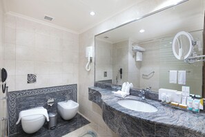 Đồ dùng nhà tắm miễn phí, máy sấy tóc, dép đi trong nhà 