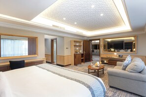 Suite Royal, 3 kamar tidur (Haram View) | Minibar, brankas, tirai kedap cahaya, dan kedap suara