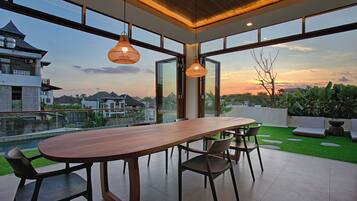 Balinese Modern Two Bedrooms Villa - Upper Floor | 1 quarto, individualmente decorados, escrivaninha