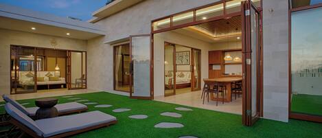 Balinese Modern Two Bedrooms Villa - Upper Floor | 1 Schlafzimmer, individuell dekoriert, Schreibtisch