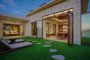 Balinese Modern Two Bedrooms Villa - Upper Floor | 1 camera, con stile personalizzato, una scrivania, postazione laptop