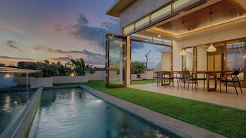 Balinese Modern Two Bedrooms Villa - Upper Floor | 1 quarto, individualmente decorados, escrivaninha