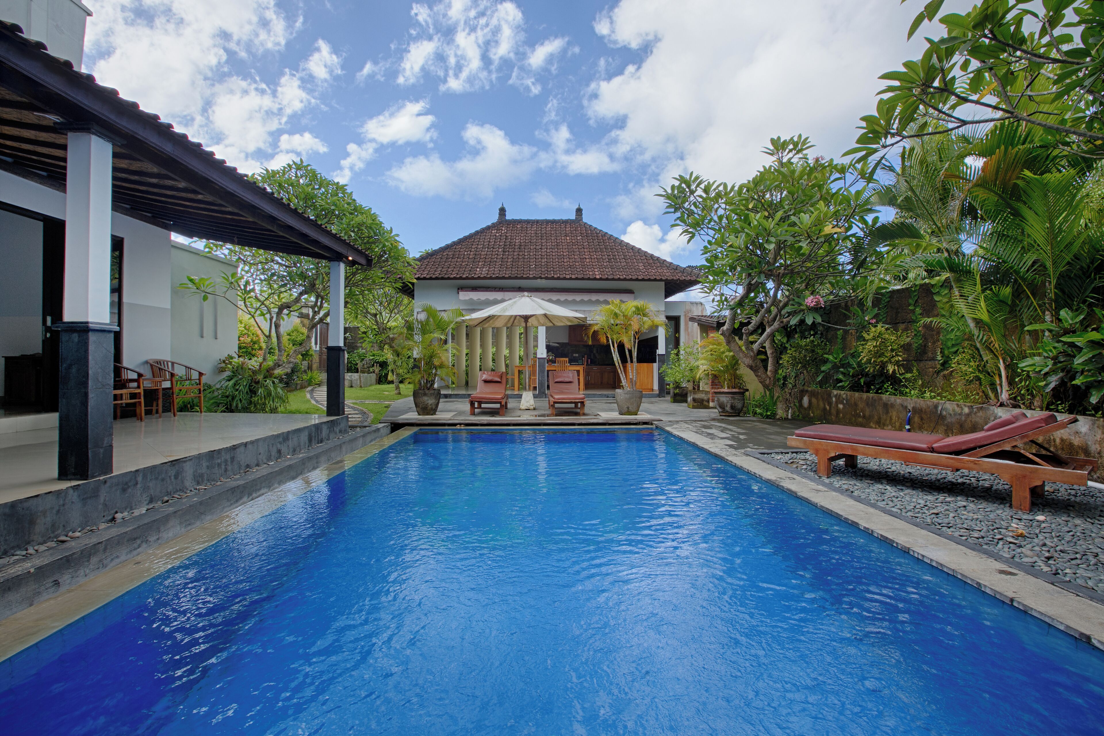 1 habitación, decoración personalizada y escritorio 