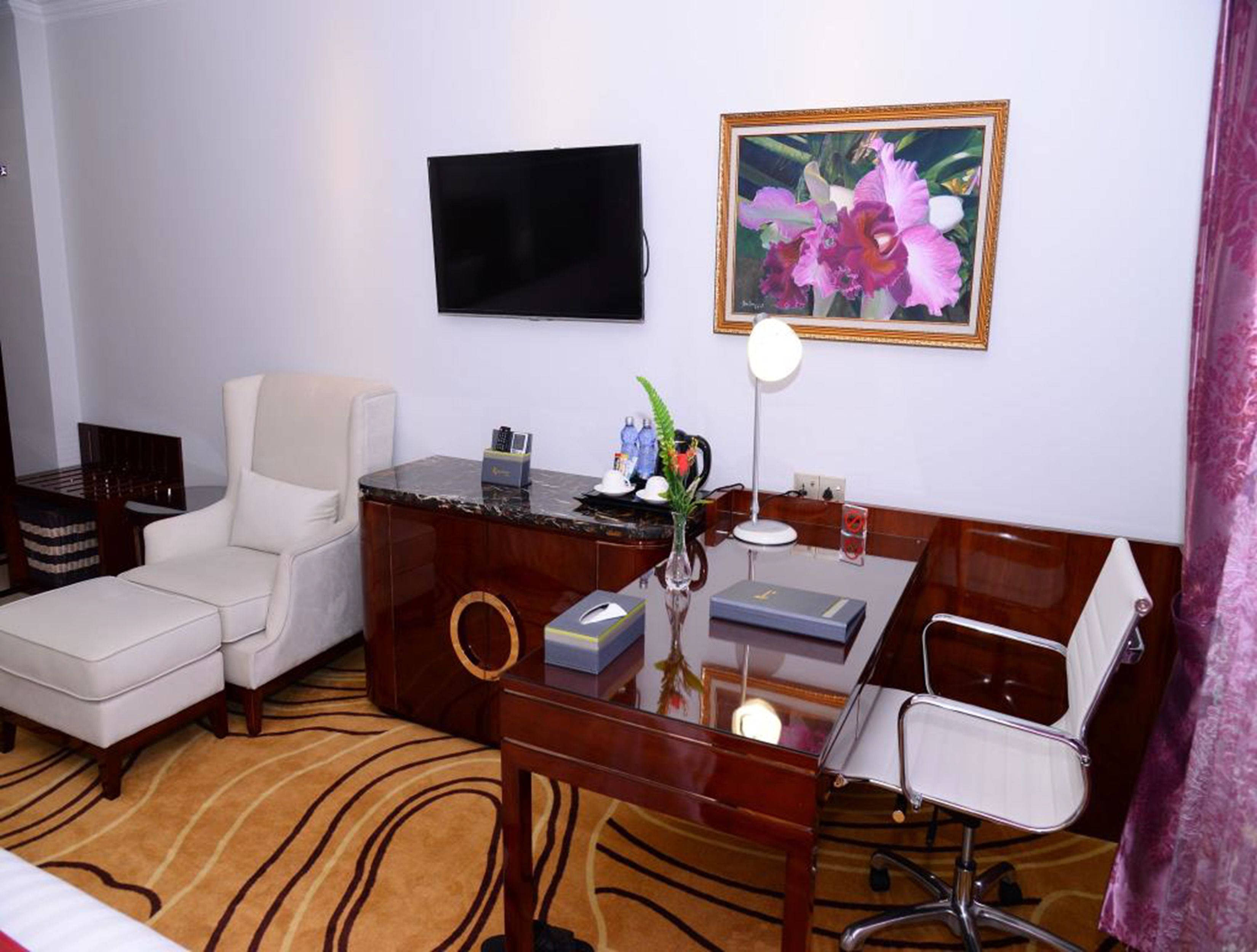 royal hinthar suite | minibar, in-room safe, desk, blackout curtains