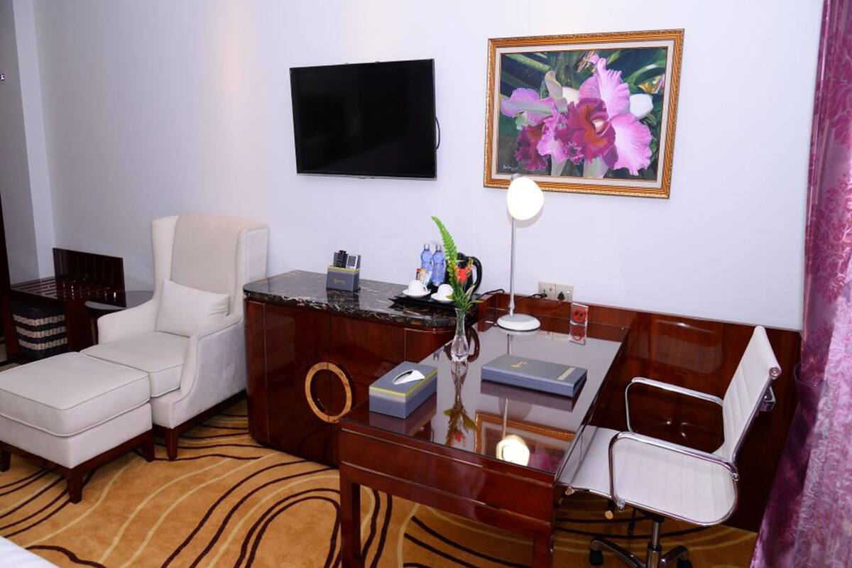 royal hinthar suite | minibar, in-room safe, desk, blackout curtains