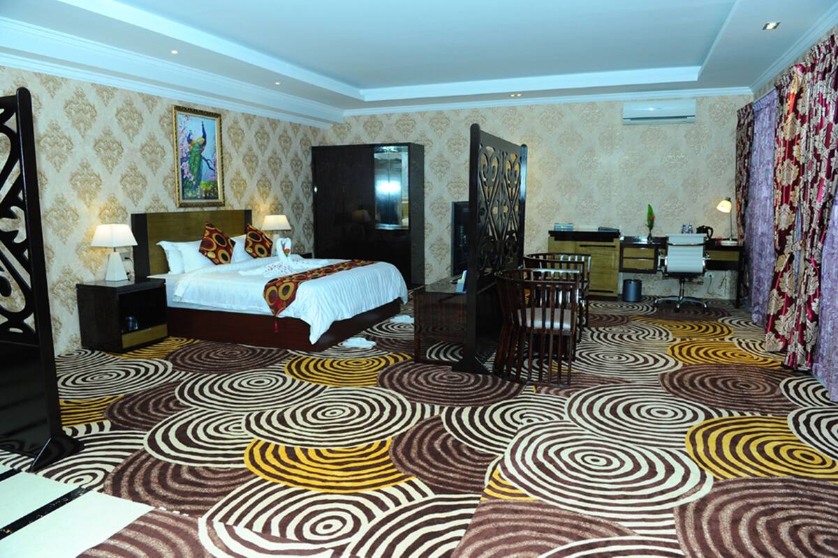 Junior Double Room | Minibar, in-room safe, desk, blackout drapes