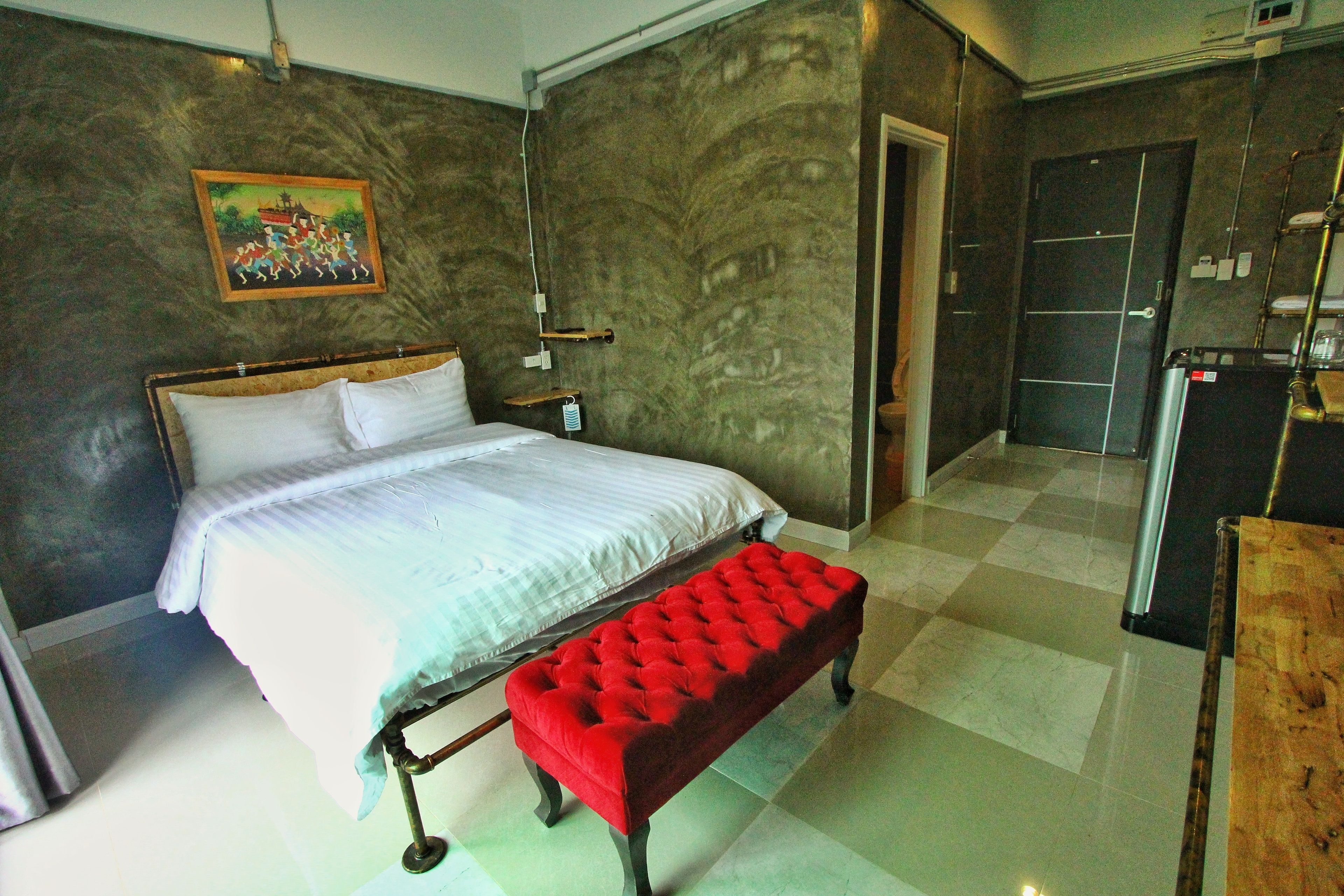Design Room | In-room safe, desk, free WiFi