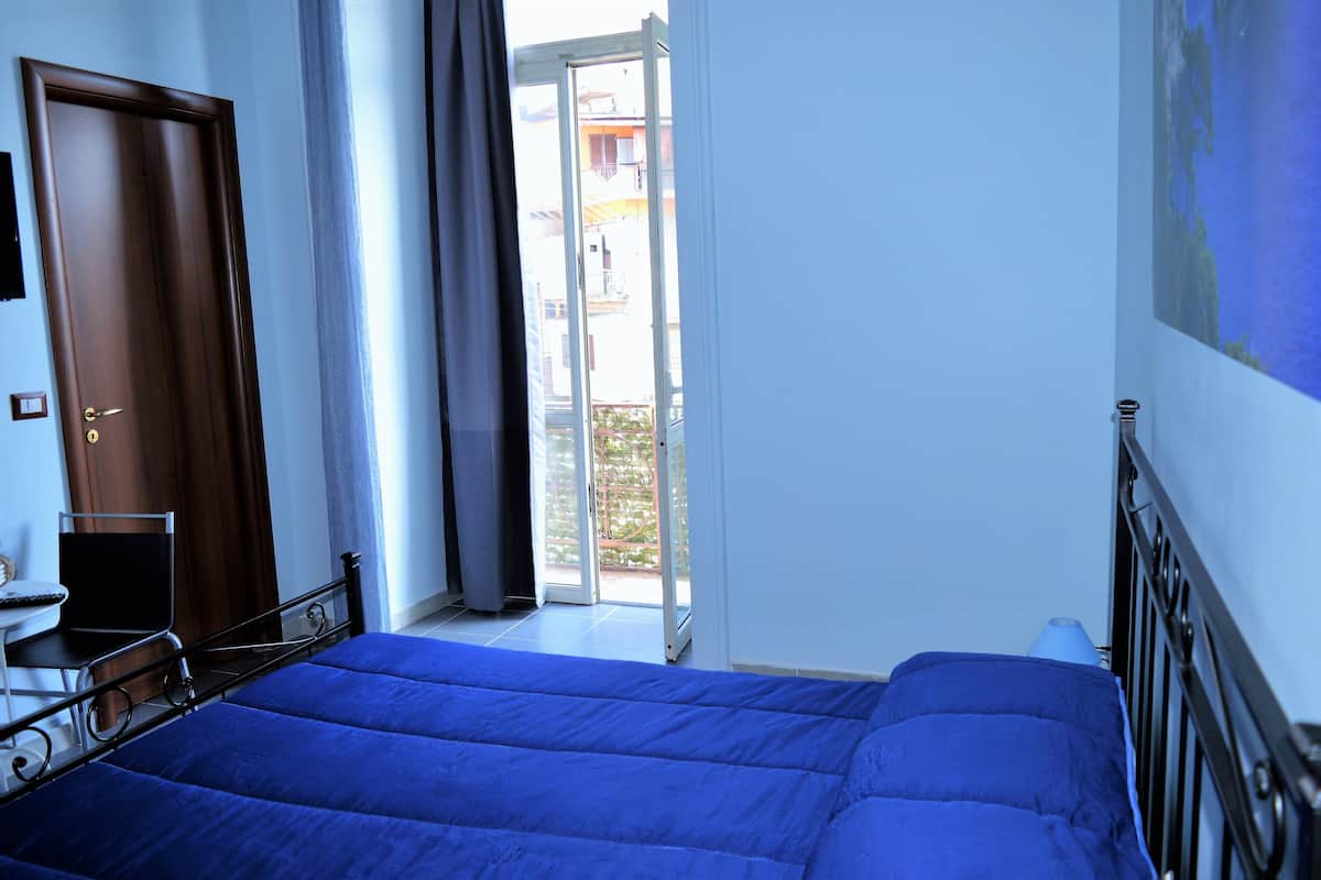 Superior Triple Room, Ensuite, City View | 1 bilik tidur, peralatan tempat tidur premium, bar mini
