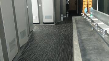 XD4 12-Bed Mixed Dormitory | Salle de bain | Douche, articles de toilette gratuits, serviettes fournies