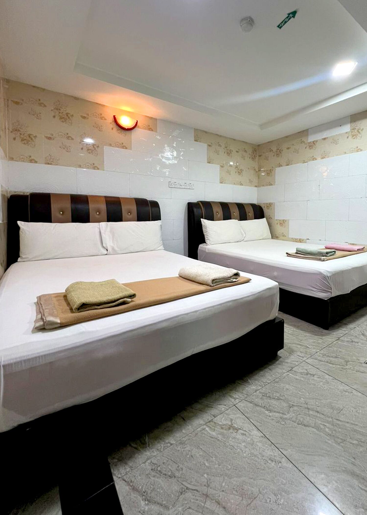 Quarto quádruplo | Escrivaninha, ferros/tábuas de passar roupa, Wi-Fi de cortesia