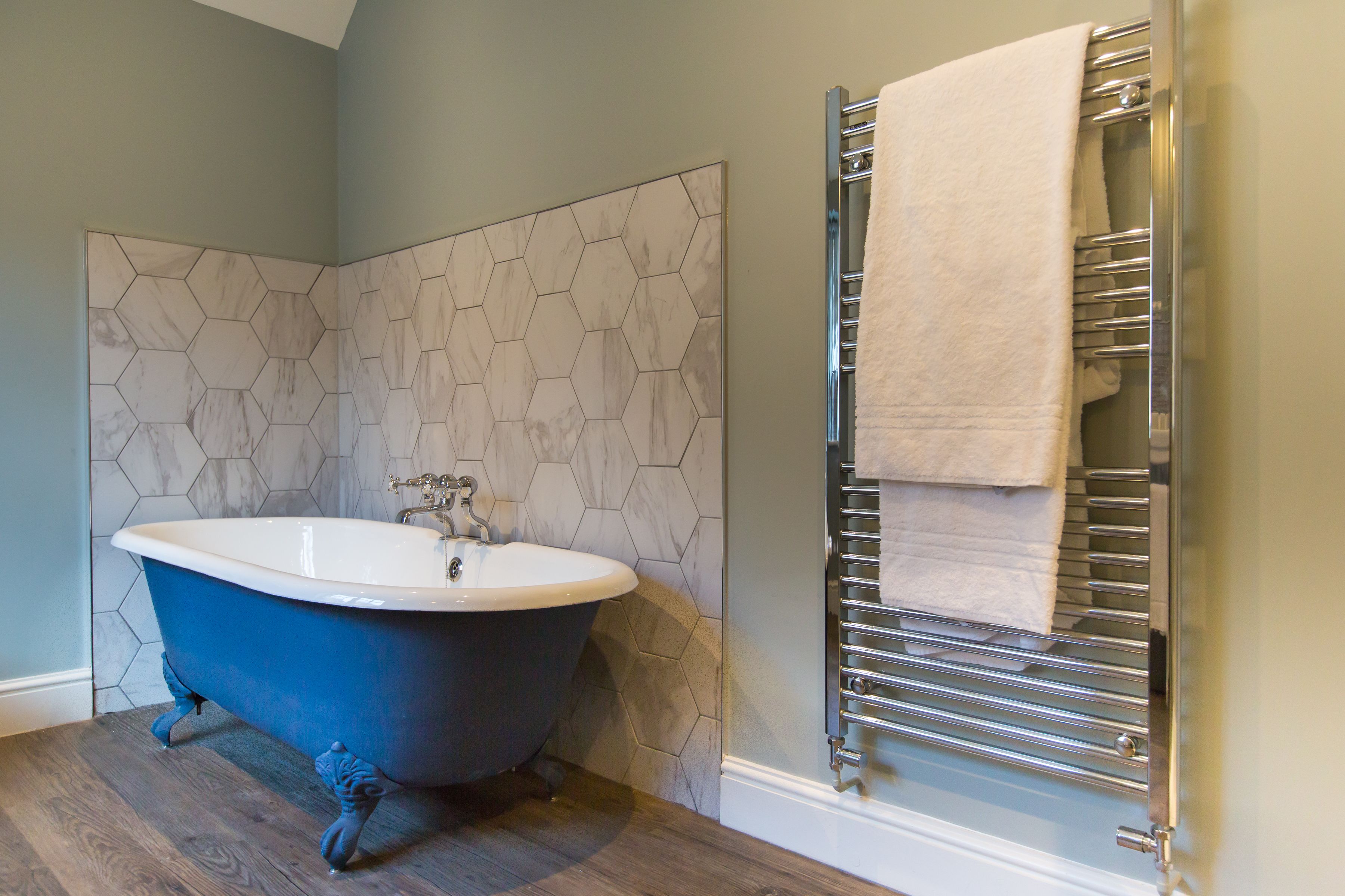 signature room, 1 king bed, bathtub | bathroom | combined shower/bathtub, free toiletries, hair dryer, towels