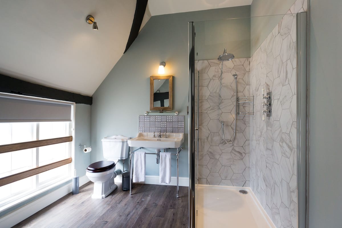 combined shower/bathtub, free toiletries, hair dryer, towels