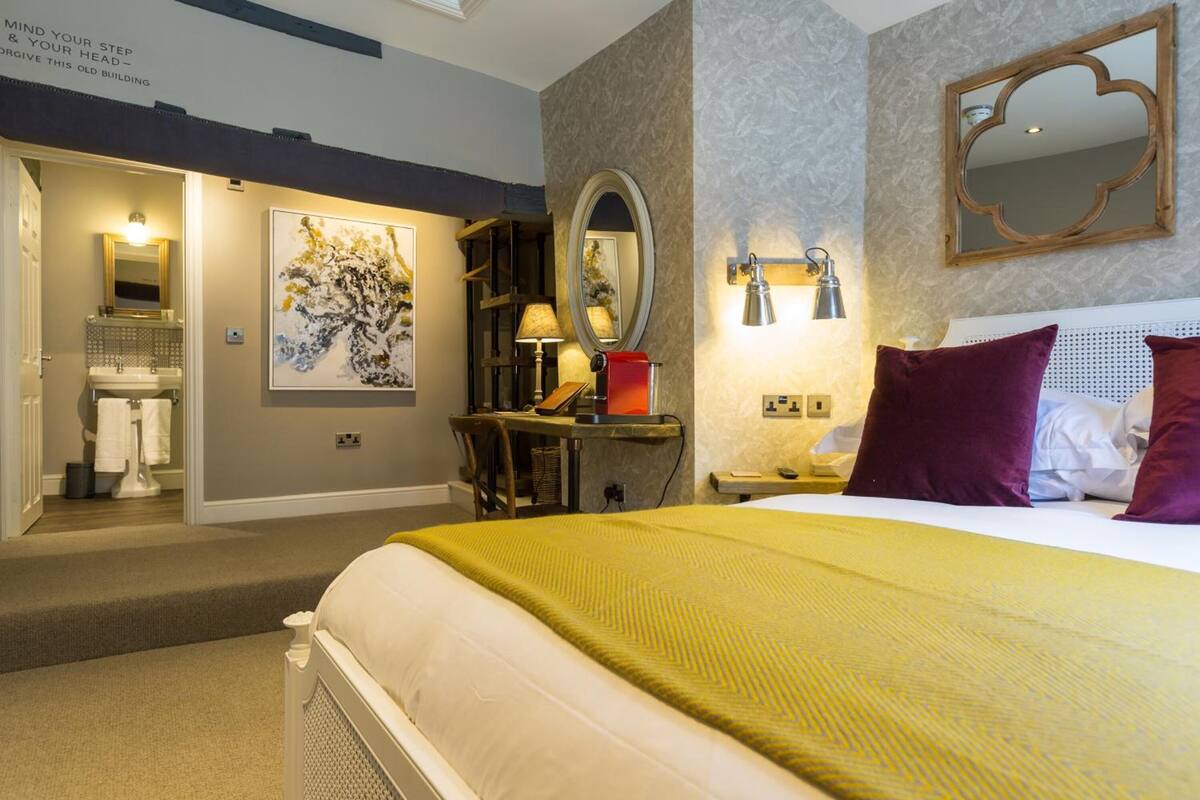 desk, iron/ironing board, free wifi