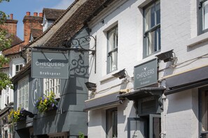 Front of property - The Chequers Marlow (Marlow)