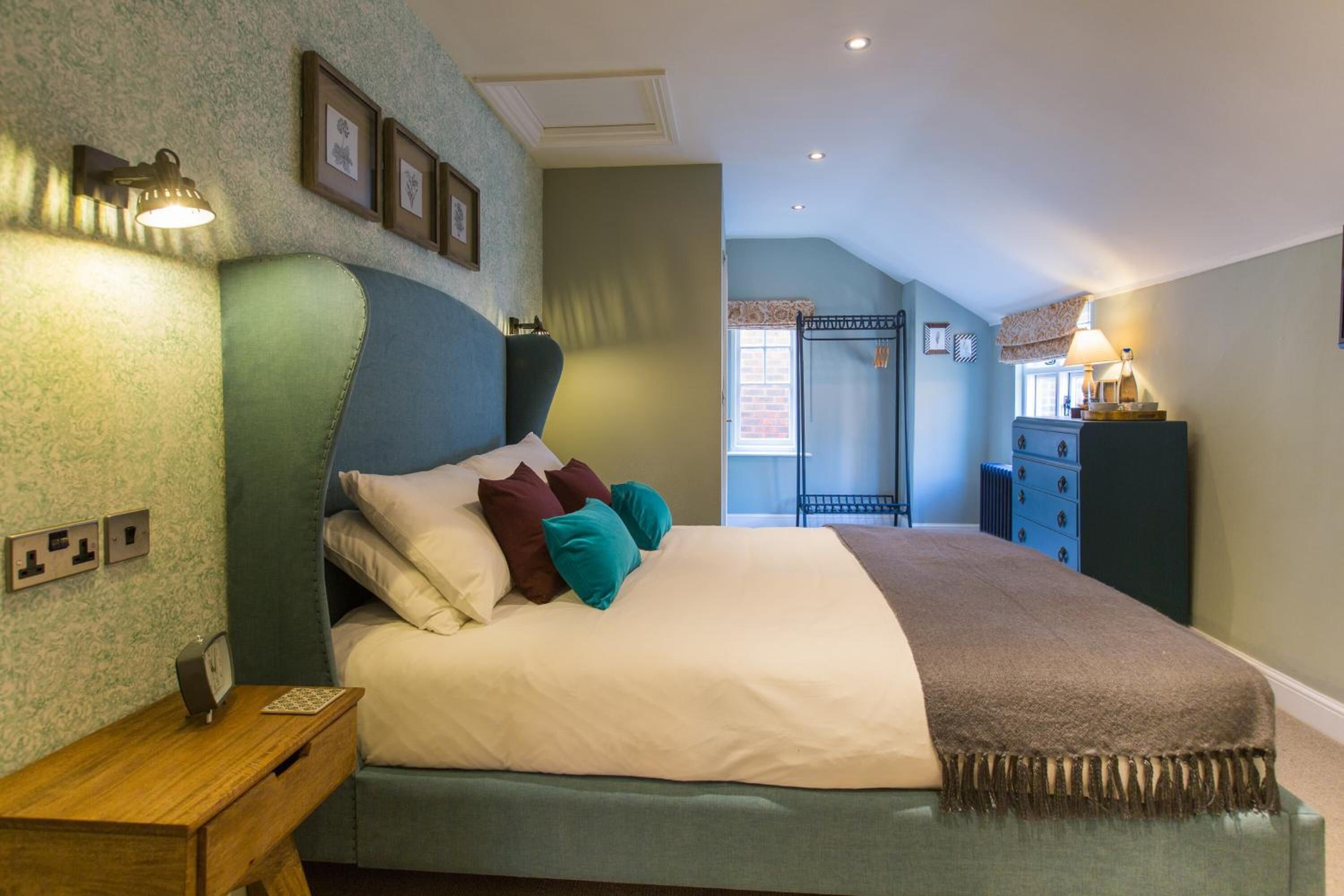 desk, iron/ironing board, free wifi