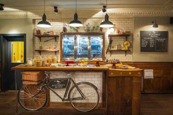 Daily English breakfast (GBP 15 per person)