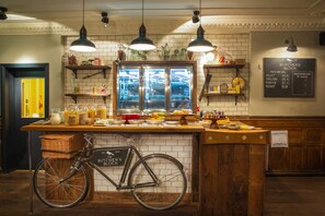 Päivittäinen englantilainen aamiainen (15 GBP per henkilö)