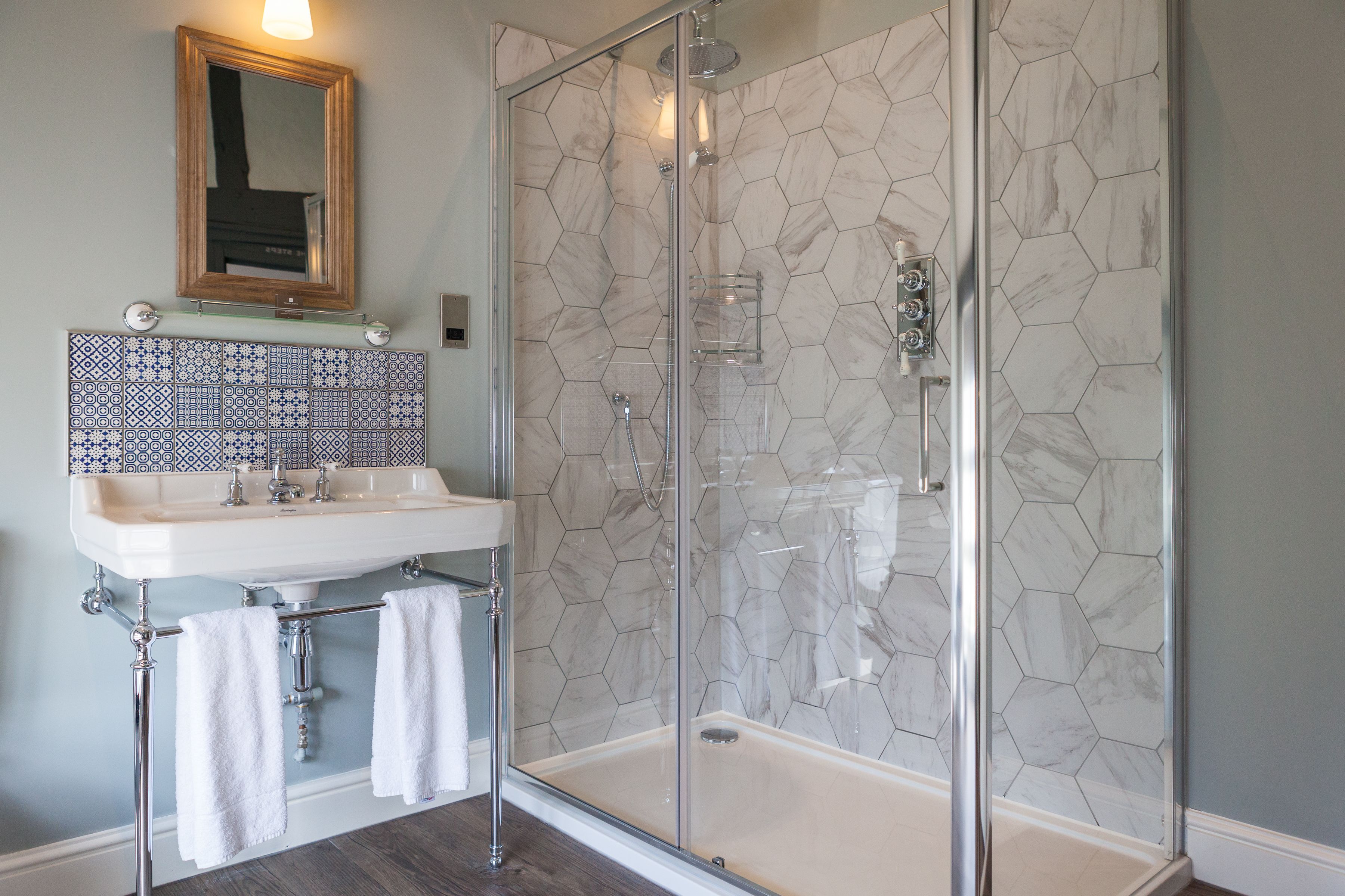 Bañera con ducha, artículos de tocador gratuitos, secador de pelo