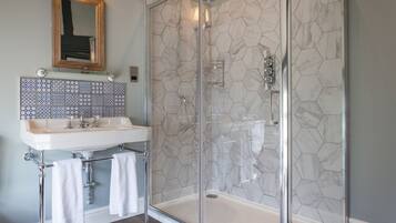 Tina con regadera, amenidades de baño gratuitas, secadora de cabello