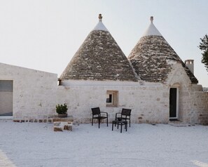 ห้องลักซ์ชัวรี่สวีท | เครื่องนอนระดับพรีเมียม, มินิบาร์, ตู้นิรภัยในห้องพัก