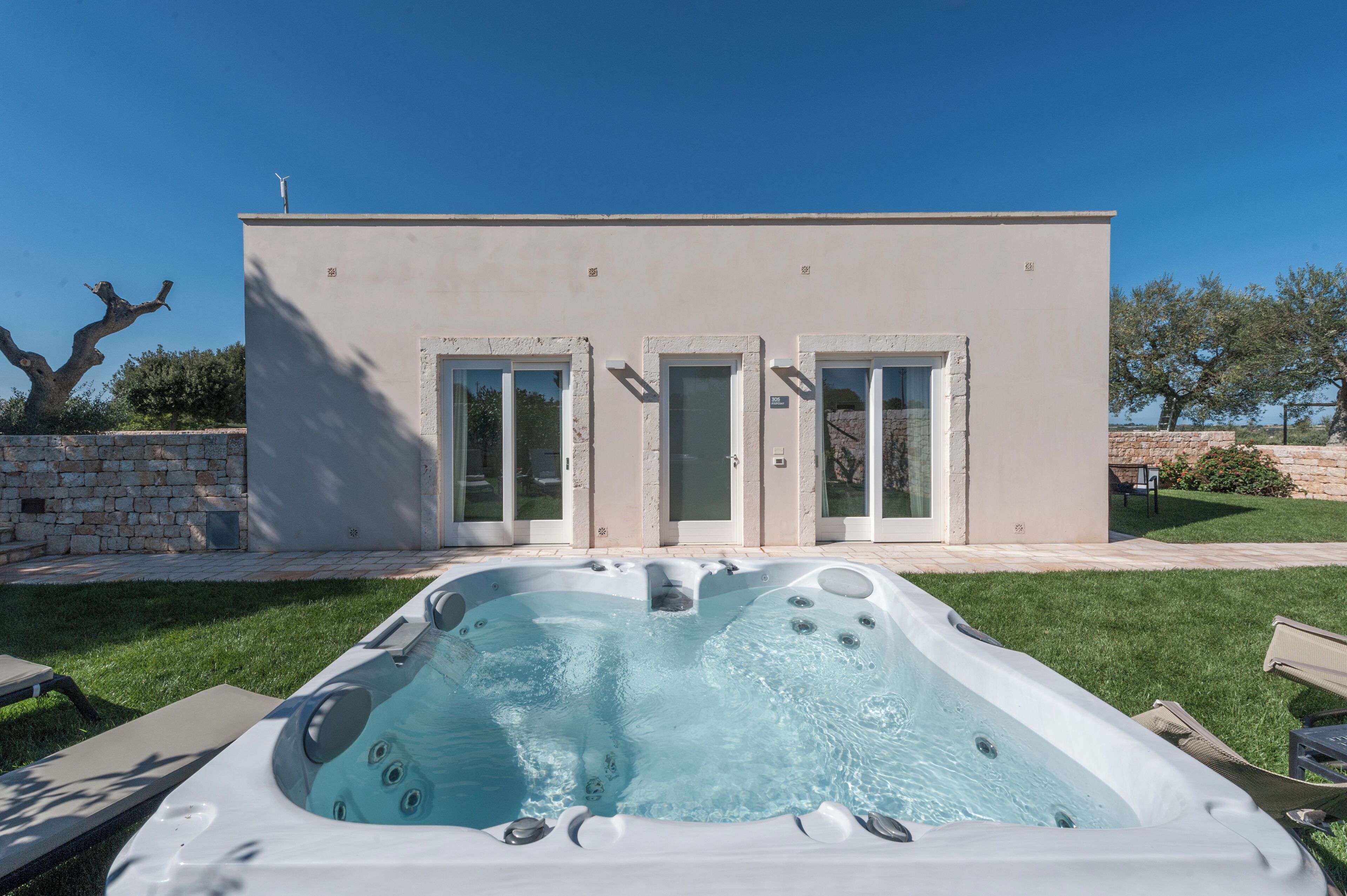 Un edificio moderno con un jacuzzi en primer plano.