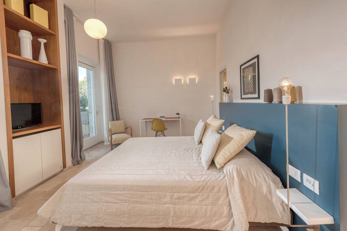 Deluxe Room, Patio, Garden Area | 1 bedroom, premium bedding, minibar, in-room safe