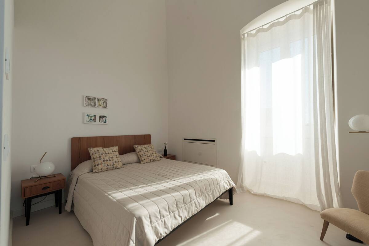 Standard Room | 1 bedroom, premium bedding, minibar, in-room safe