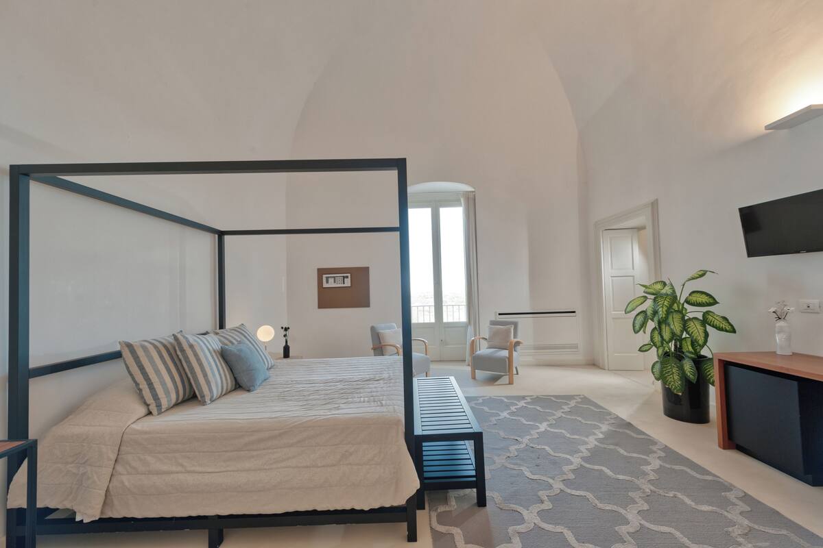 Deluxe Room | 1 bedroom, premium bedding, minibar, in-room safe