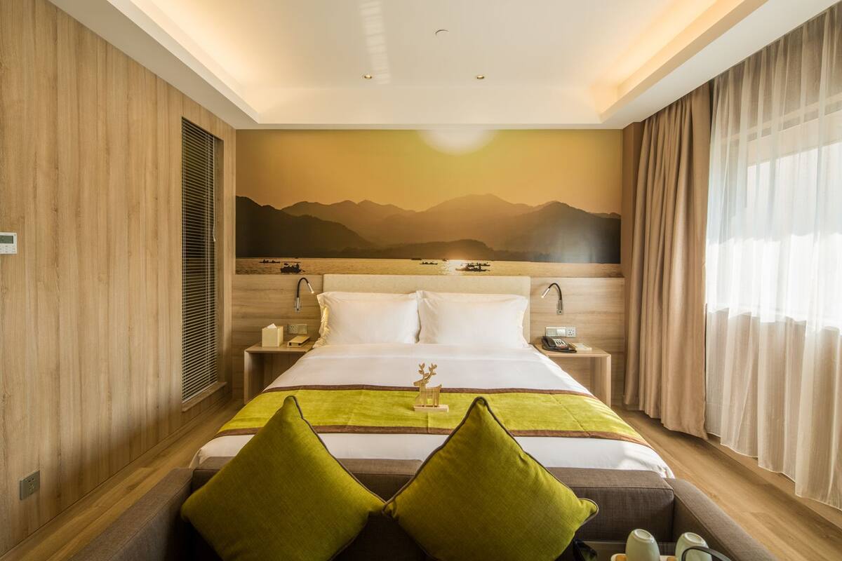 Superior King Room | Desk, iron/ironing board, free WiFi