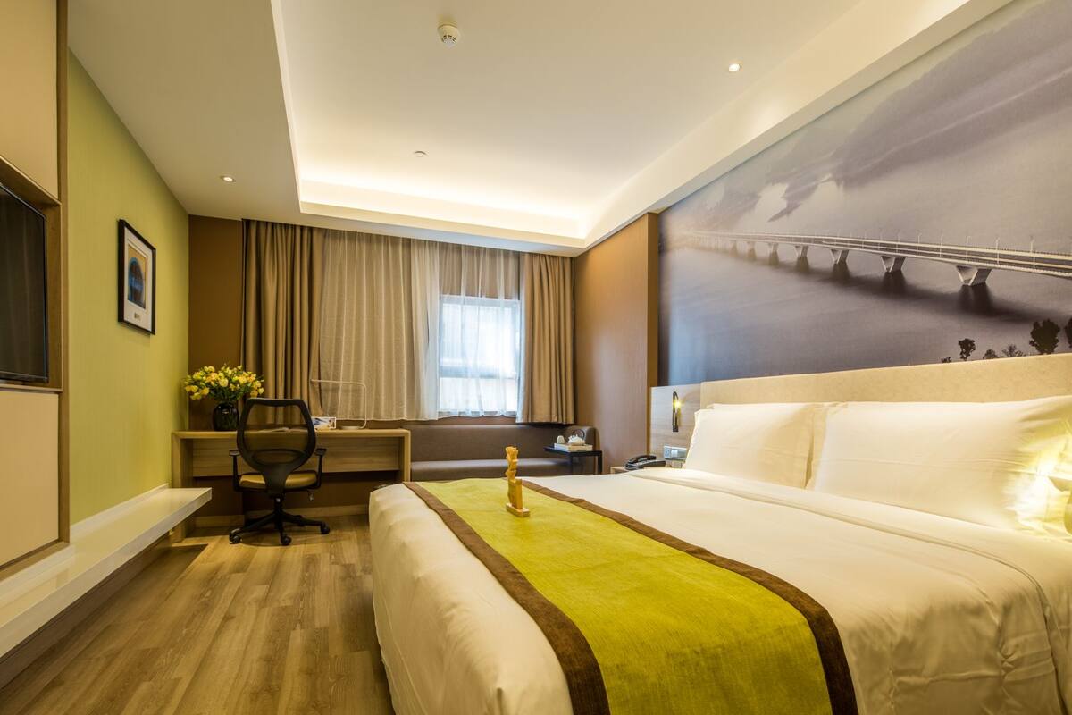 Executive King Room | Desk, iron/ironing board, free WiFi