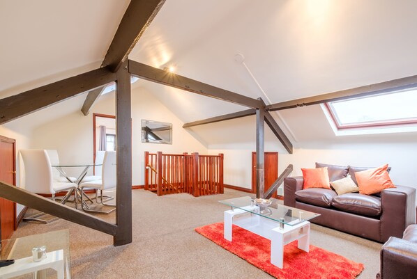 Departamento urbano, 1 habitación, vista a la ciudad | 1 habitación, tabla de planchar con plancha, wifi gratis y ropa de cama