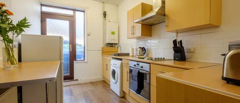 City-Apartment, 1 Schlafzimmer, Stadtblick | Eigene Küche | Kühlschrank, Mikrowelle, Ofen, Wasserkocher mit Kaffee-/Teezubehör