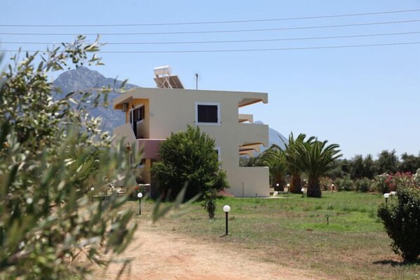 Daily continental breakfast (EUR 5 per person)