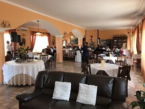 S'hi serveixen dinars i sopars 