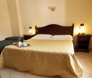 Bàn, nôi (giường cho trẻ sơ sinh) miễn phí 