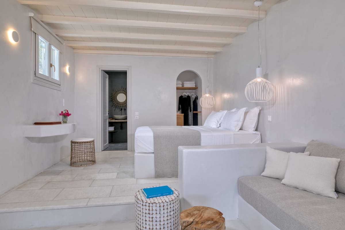 Luxury-Zimmer, 1 Queen-Bett und Schlafsofa, eingeschrÀnkter Meerblick | 1 Schlafzimmer, hochwertige Bettwaren, Betten mit Memory-Foam-Matratzen