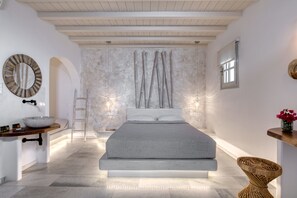Cycladic Triple Room | Ropa de cama de alta calidad, colchones viscoelásticos, escritorio