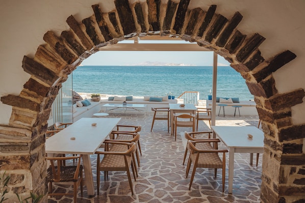Se sirven desayunos, comidas y cocina mediterránea con vista a la playa