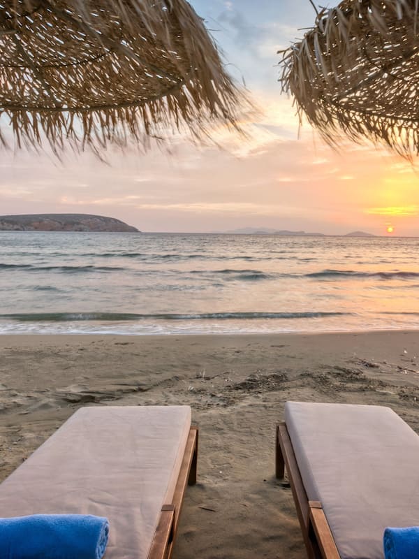 Sulla spiaggia, lettini da mare, ombrelloni