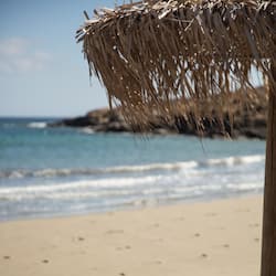 Sulla spiaggia, lettini da mare, ombrelloni