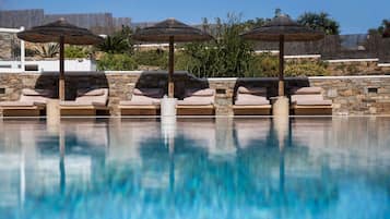 Piscine extérieure, parasols de plage, chaises longues