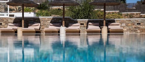 Piscine extérieure, parasols de plage, chaises longues