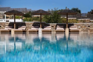 Outdoor pool, pool umbrellas, pool loungers - Ostria Inn (Naxos)