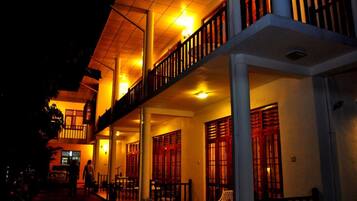 Vista frontal de la propiedad