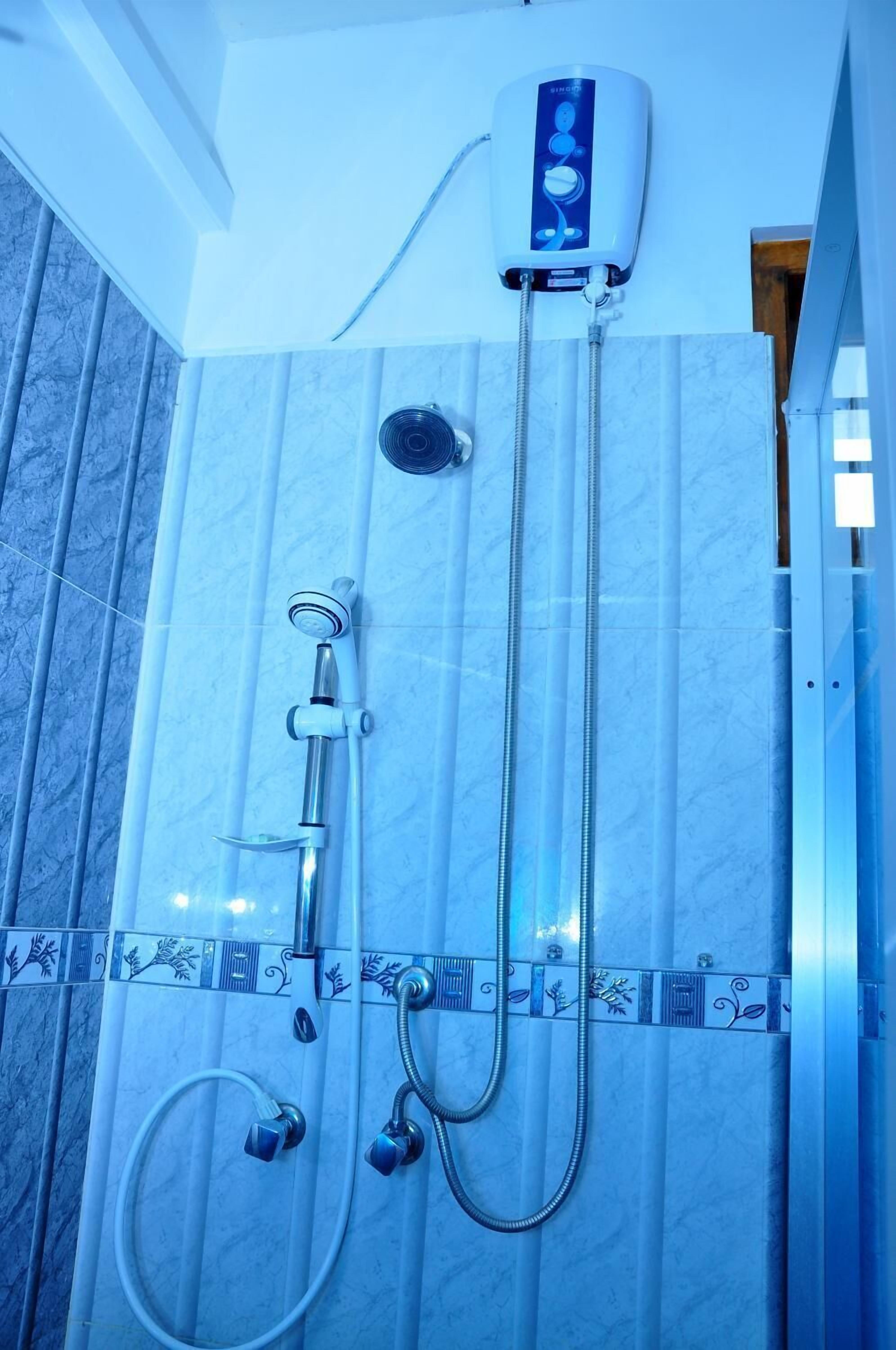 Ducha, artículos de tocador gratuitos, secador de pelo, bidet