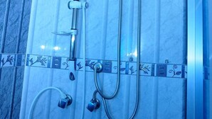 تجهيزات دش، مستلزمات مجانية للعناية الشخصية، مجففات شعر، مراحيض شطف