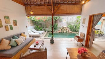 Villa Deluxe, 1 habitación, alberca privada | Área de sala de estar | Televisión LED, Netflix, estación para iPod y servicios de streaming