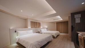 经典四人房 | 高档床上用品、羽绒被、办公桌、免费 WiFi