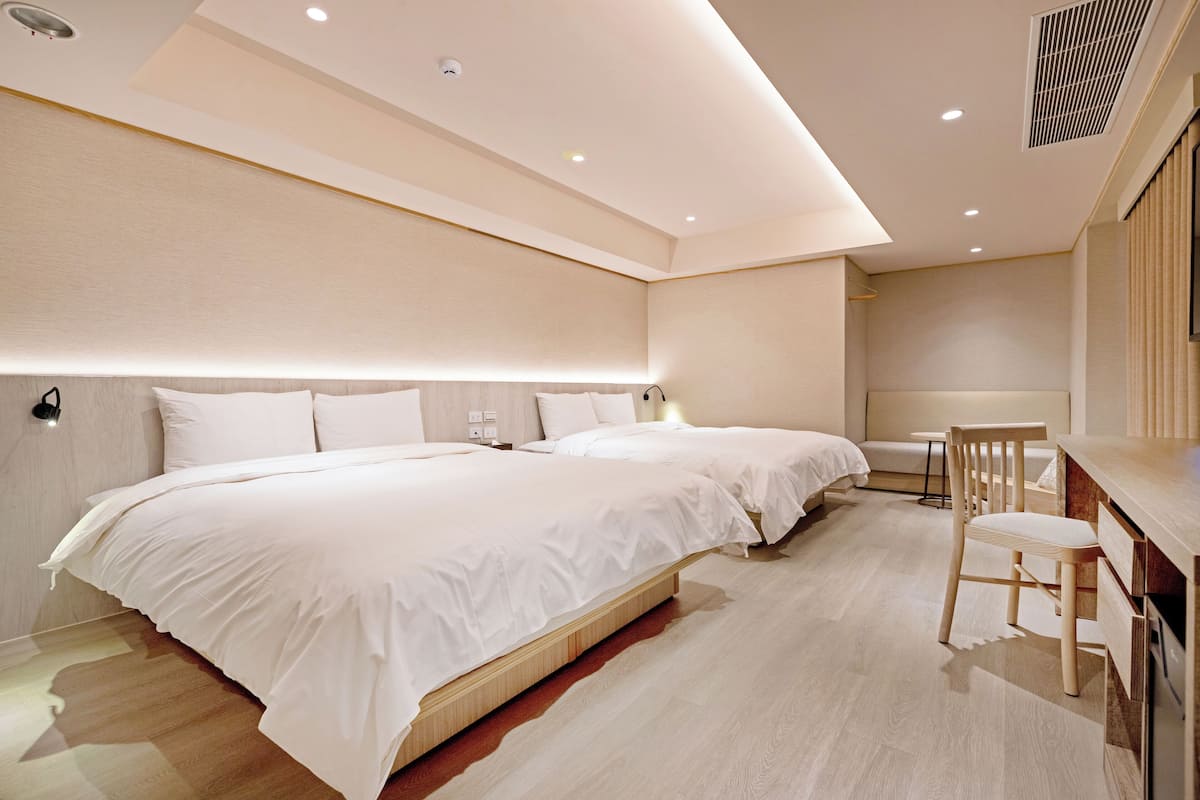 Classic-Vierbettzimmer | Hochwertige Bettwaren, Daunenbettdecken, Schreibtisch, kostenloses WLAN