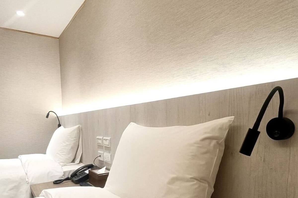 Basic-Doppel- oder -Zweibettzimmer | Hochwertige Bettwaren, Daunenbettdecken, Schreibtisch, kostenloses WLAN